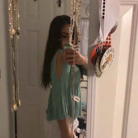 Cute blouse with open back and slit in the sleeves - Picture 5 of 5